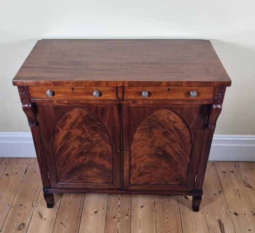 A FINE ANTIQUE MAHOGANY SIDE CABINET CIRCA 1835 - ADDITIONAL PHOTO 2