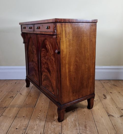 A FINE ANTIQUE MAHOGANY SIDE CABINET CIRCA 1835 - ADDITIONAL PHOTO 4