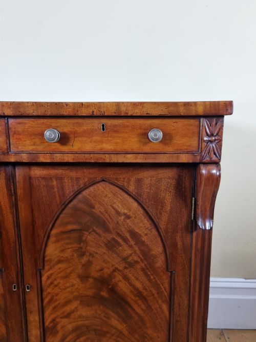 A FINE ANTIQUE MAHOGANY SIDE CABINET CIRCA 1835 - ADDITIONAL PHOTO 5