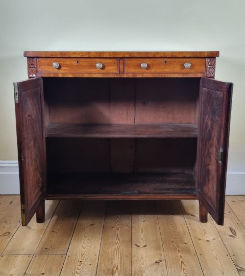 A FINE ANTIQUE MAHOGANY SIDE CABINET CIRCA 1835 - ADDITIONAL PHOTO 6