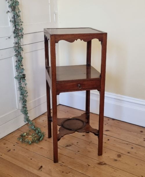 A GEORGIAN MAHOGANY BEDSIDE OR LAMP TABLE - ADDITIONAL PHOTO 4