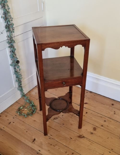 A GEORGIAN MAHOGANY BEDSIDE OR LAMP TABLE - ADDITIONAL PHOTO 5