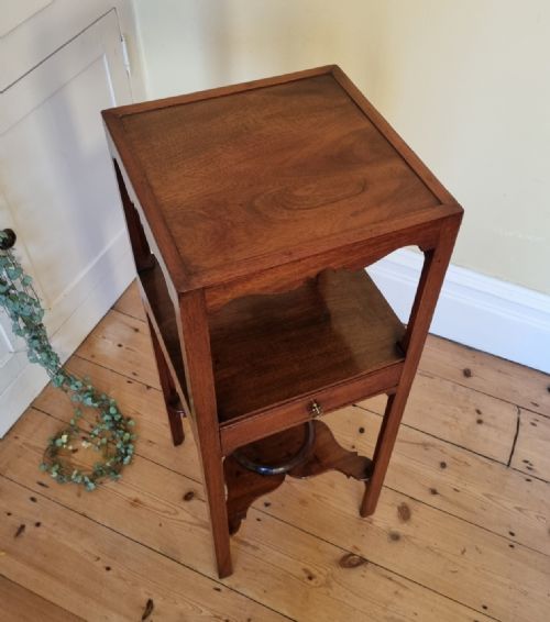A GEORGIAN MAHOGANY BEDSIDE OR LAMP TABLE - ADDITIONAL PHOTO 6