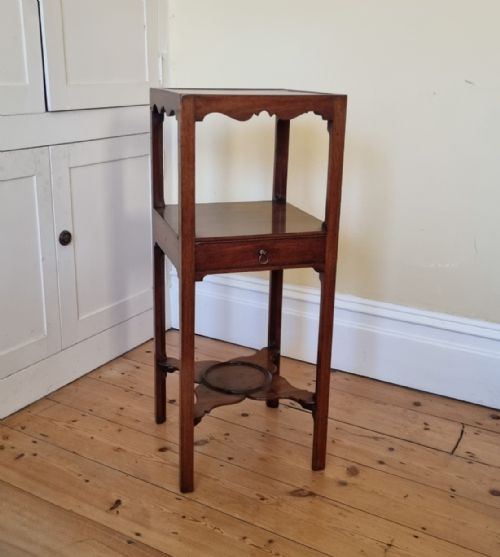 A GEORGIAN MAHOGANY BEDSIDE OR LAMP TABLE - ADDITIONAL PHOTO 7