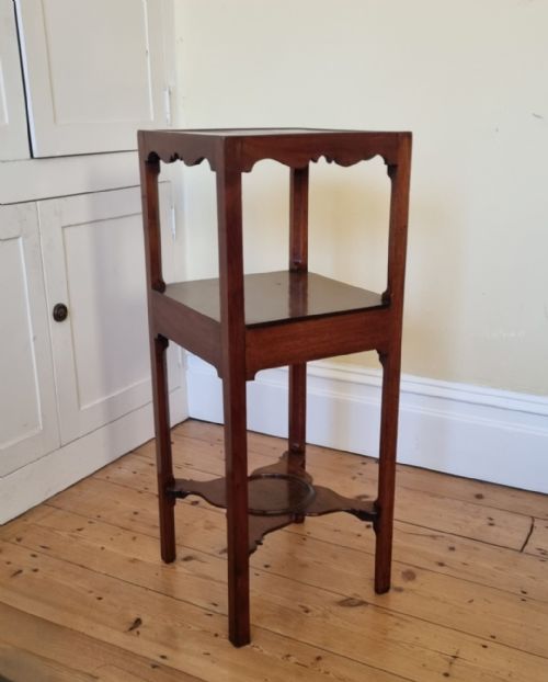 A GEORGIAN MAHOGANY BEDSIDE OR LAMP TABLE - ADDITIONAL PHOTO 8