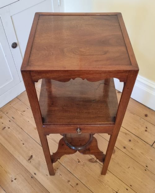 A GEORGIAN MAHOGANY BEDSIDE OR LAMP TABLE - ADDITIONAL PHOTO 9