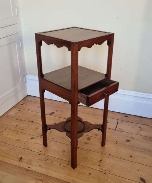A GEORGIAN MAHOGANY BEDSIDE OR LAMP TABLE - ADDITIONAL PHOTO 10