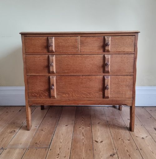 A 1930S OAK CHEST OF DRAWERS IN THE MANNER OF THE COTSWOLD SCHOOL - ADDITIONAL PHOTO 1