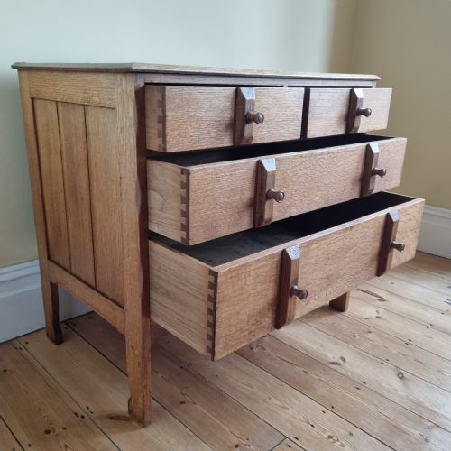 A 1930S OAK CHEST OF DRAWERS IN THE MANNER OF THE COTSWOLD SCHOOL - ADDITIONAL PHOTO 2