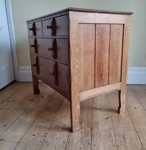 A 1930S OAK CHEST OF DRAWERS IN THE MANNER OF THE COTSWOLD SCHOOL - ADDITIONAL PHOTO 3