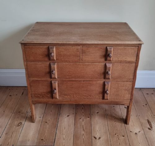 A 1930S OAK CHEST OF DRAWERS IN THE MANNER OF THE COTSWOLD SCHOOL - ADDITIONAL PHOTO 4