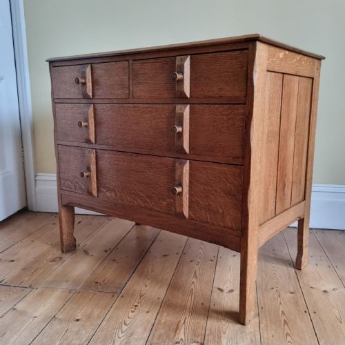A 1930S OAK CHEST OF DRAWERS IN THE MANNER OF THE COTSWOLD SCHOOL - ADDITIONAL PHOTO 5