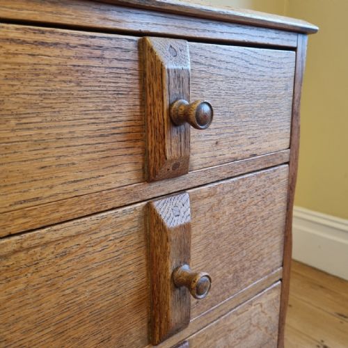 A 1930S OAK CHEST OF DRAWERS IN THE MANNER OF THE COTSWOLD SCHOOL - ADDITIONAL PHOTO 6