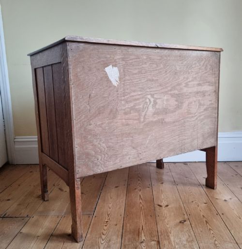 A 1930S OAK CHEST OF DRAWERS IN THE MANNER OF THE COTSWOLD SCHOOL - ADDITIONAL PHOTO 8