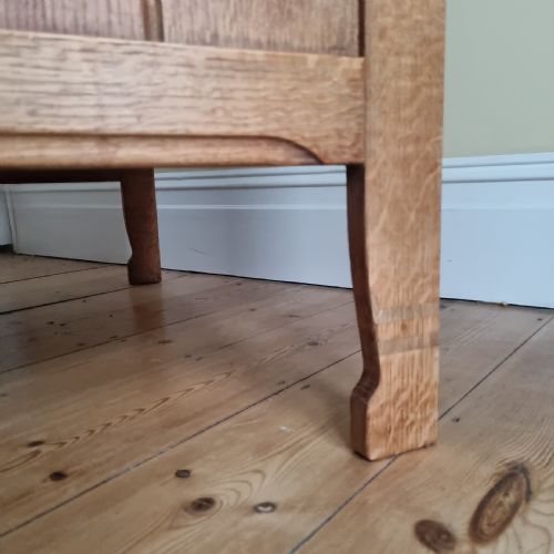 A 1930S OAK CHEST OF DRAWERS IN THE MANNER OF THE COTSWOLD SCHOOL - ADDITIONAL PHOTO 9