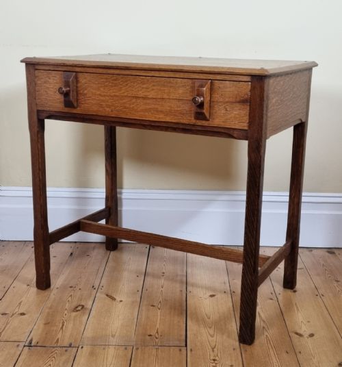 A CHARMING OAK SIDE TABLE IN THE STYLE OF THE COTSWOLD SCHOOL - ADDITIONAL PHOTO 1