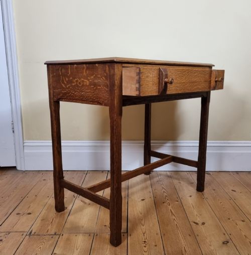 A CHARMING OAK SIDE TABLE IN THE STYLE OF THE COTSWOLD SCHOOL - ADDITIONAL PHOTO 2