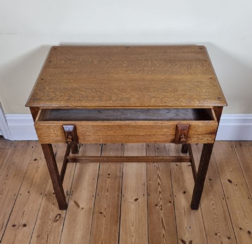 A CHARMING OAK SIDE TABLE IN THE STYLE OF THE COTSWOLD SCHOOL - ADDITIONAL PHOTO 3