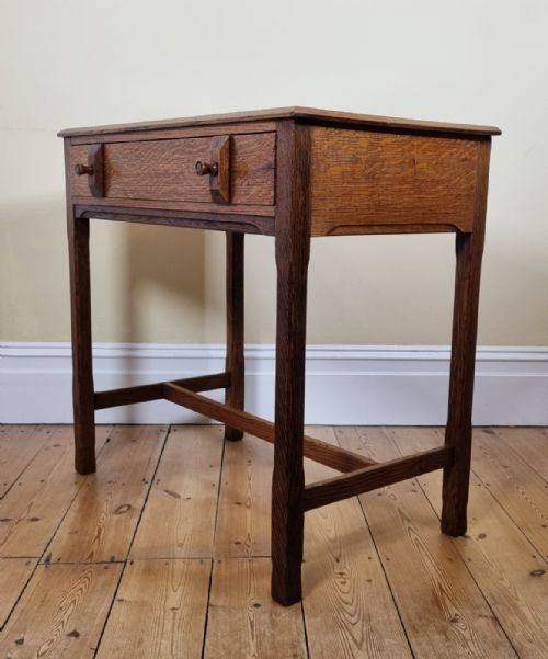A CHARMING OAK SIDE TABLE IN THE STYLE OF THE COTSWOLD SCHOOL - ADDITIONAL PHOTO 4