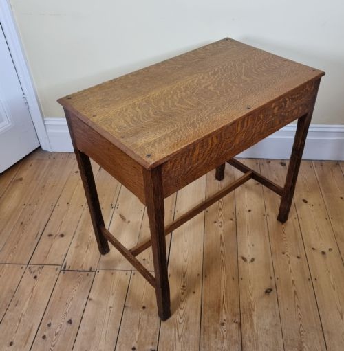 A CHARMING OAK SIDE TABLE IN THE STYLE OF THE COTSWOLD SCHOOL - ADDITIONAL PHOTO 5