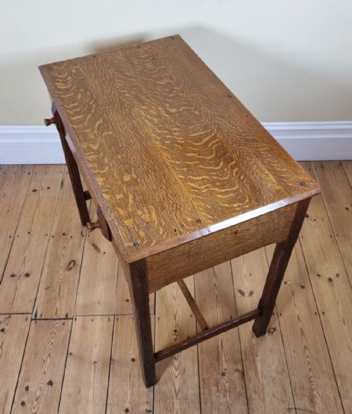 A CHARMING OAK SIDE TABLE IN THE STYLE OF THE COTSWOLD SCHOOL - ADDITIONAL PHOTO 6