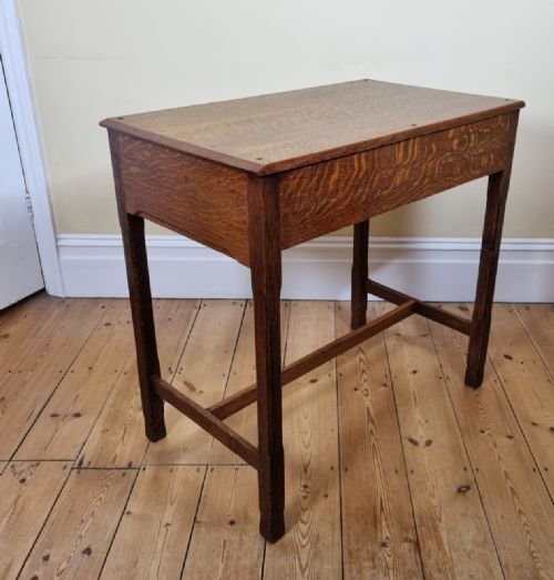 A CHARMING OAK SIDE TABLE IN THE STYLE OF THE COTSWOLD SCHOOL - ADDITIONAL PHOTO 7