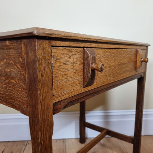 A CHARMING OAK SIDE TABLE IN THE STYLE OF THE COTSWOLD SCHOOL - ADDITIONAL PHOTO 8