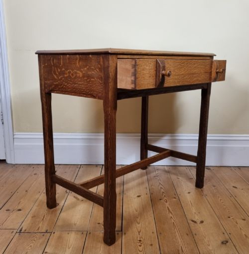 A CHARMING OAK SIDE TABLE IN THE STYLE OF THE COTSWOLD SCHOOL - ADDITIONAL PHOTO 9