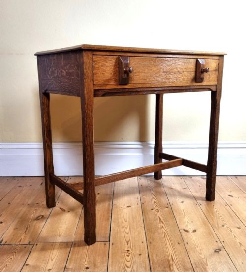A CHARMING OAK SIDE TABLE IN THE STYLE OF THE COTSWOLD SCHOOL - ADDITIONAL PHOTO 10