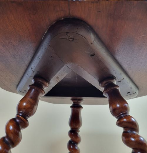 ANTIQUE WALNUT OCCASIONAL OR LAMP TABLE - ADDITIONAL PHOTO 5