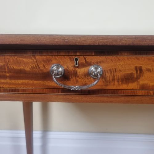 AN ANTIQUE 'SATINWOOD' WRITING TABLE WITH TULIPWOOD BANDED DECORATION - ADDITIONAL PHOTO 11