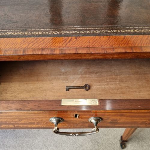 AN ANTIQUE 'SATINWOOD' WRITING TABLE WITH TULIPWOOD BANDED DECORATION - ADDITIONAL PHOTO 12