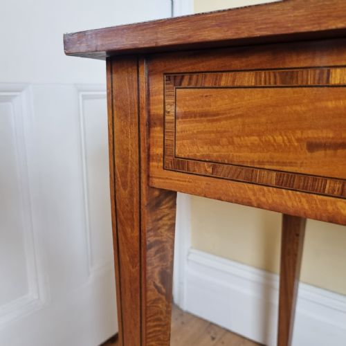AN ANTIQUE 'SATINWOOD' WRITING TABLE WITH TULIPWOOD BANDED DECORATION - ADDITIONAL PHOTO 13