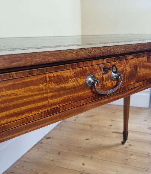 AN ANTIQUE 'SATINWOOD' WRITING TABLE WITH TULIPWOOD BANDED DECORATION - ADDITIONAL PHOTO 15