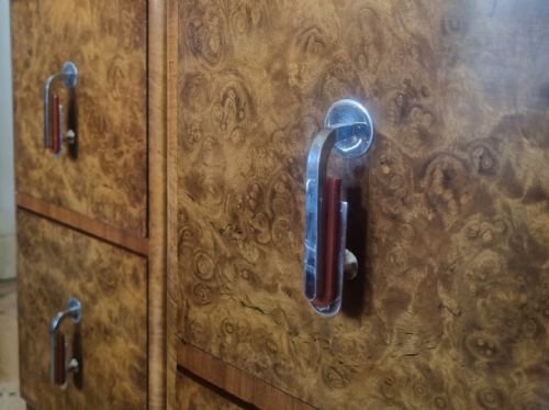 PAIR OF BURR WALNUT ART DECO BEDSIDE CABINETS - ADDITIONAL PHOTO 3