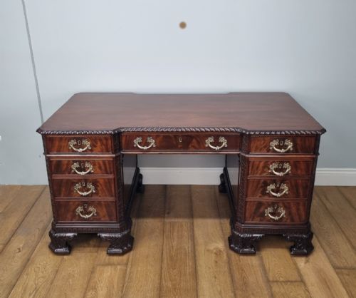 A FINE ANTIQUE MAHOGANY PEDESTAL DESK IN THE MANNER OF THOMAS CHIPPENDALE - ADDITIONAL PHOTO 1