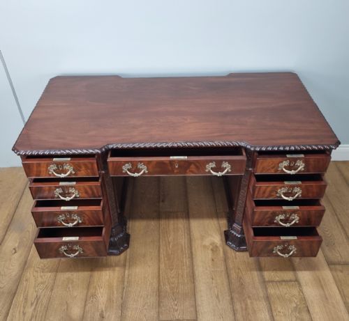 A FINE ANTIQUE MAHOGANY PEDESTAL DESK IN THE MANNER OF THOMAS CHIPPENDALE - ADDITIONAL PHOTO 4