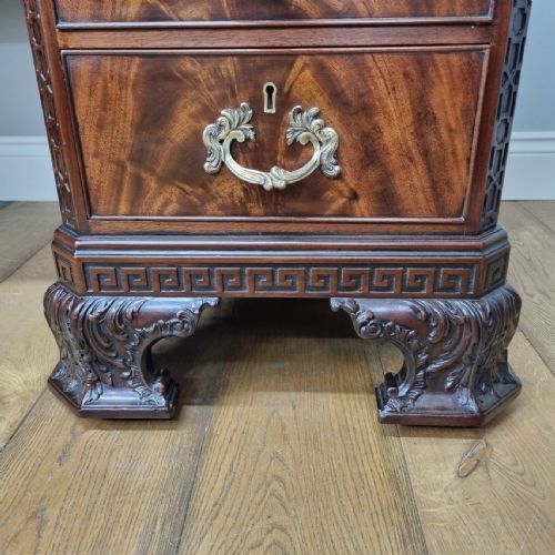 A FINE ANTIQUE MAHOGANY PEDESTAL DESK IN THE MANNER OF THOMAS CHIPPENDALE - ADDITIONAL PHOTO 7