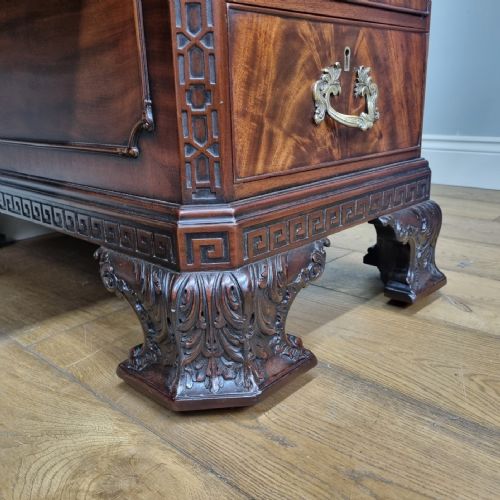A FINE ANTIQUE MAHOGANY PEDESTAL DESK IN THE MANNER OF THOMAS CHIPPENDALE - ADDITIONAL PHOTO 9