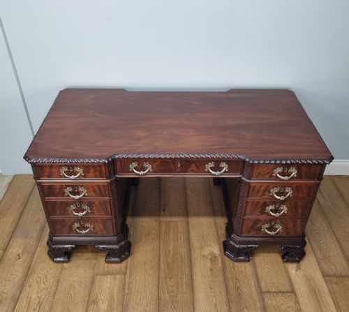 A FINE ANTIQUE MAHOGANY PEDESTAL DESK IN THE MANNER OF THOMAS CHIPPENDALE - ADDITIONAL PHOTO 10