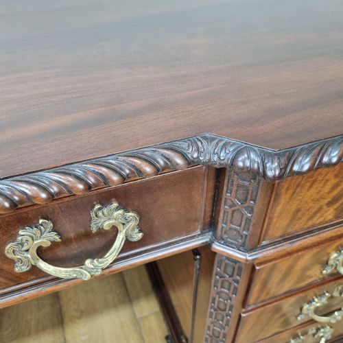 A FINE ANTIQUE MAHOGANY PEDESTAL DESK IN THE MANNER OF THOMAS CHIPPENDALE - ADDITIONAL PHOTO 14