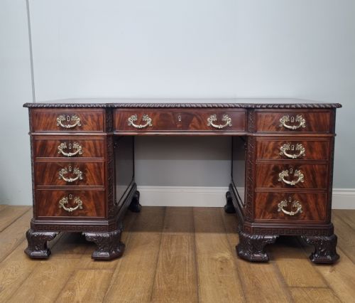 A FINE ANTIQUE MAHOGANY PEDESTAL DESK IN THE MANNER OF THOMAS CHIPPENDALE - ADDITIONAL PHOTO 17