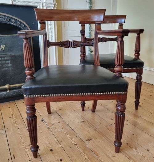 FINE PAIR OF ANTIQUE MAHOGANY CARVER CHAIRS WITH STUDDED BLACK LEATHER UPHOLSTERED SEATS - ADDITIONAL PHOTO 2