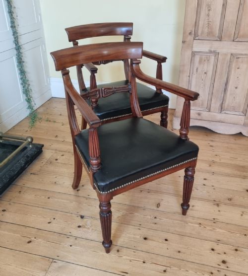 FINE PAIR OF ANTIQUE MAHOGANY CARVER CHAIRS WITH STUDDED BLACK LEATHER UPHOLSTERED SEATS - ADDITIONAL PHOTO 5