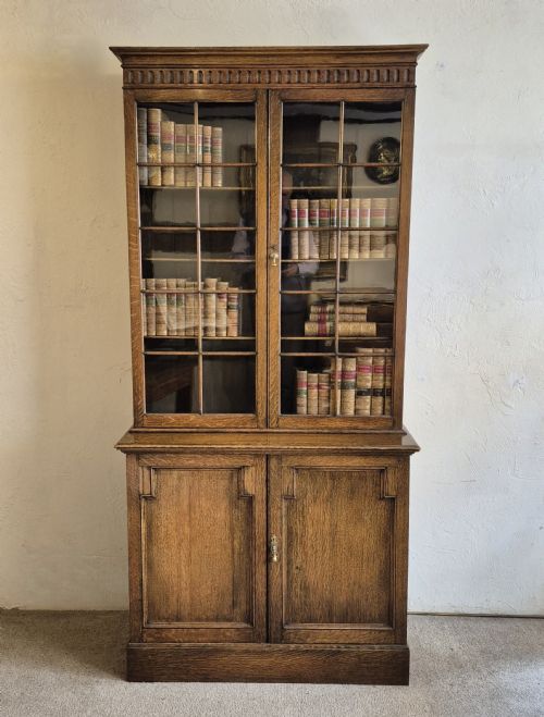 1920S OAK BOOKCASE OF PLEASING PROPORTIONS - ADDITIONAL PHOTO 1
