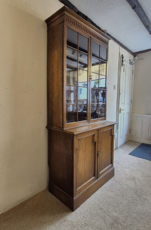 1920S OAK BOOKCASE OF PLEASING PROPORTIONS - ADDITIONAL PHOTO 2