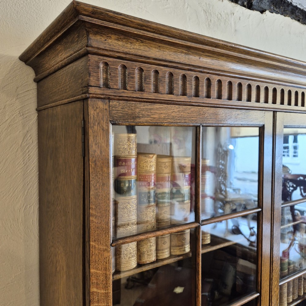 1920s oak bookcase of pleasing proportions  View IV
