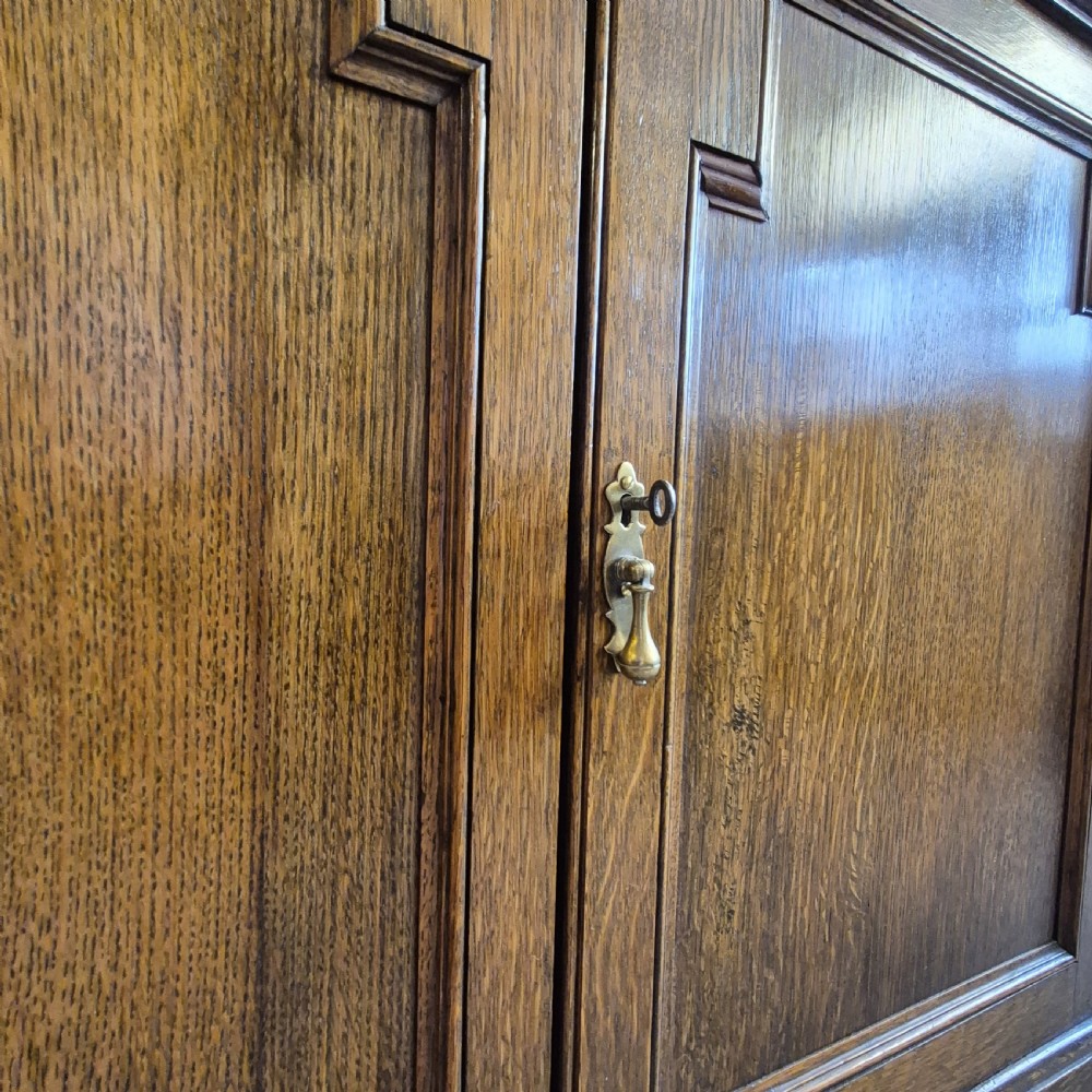 1920s oak bookcase of pleasing proportions  View VI