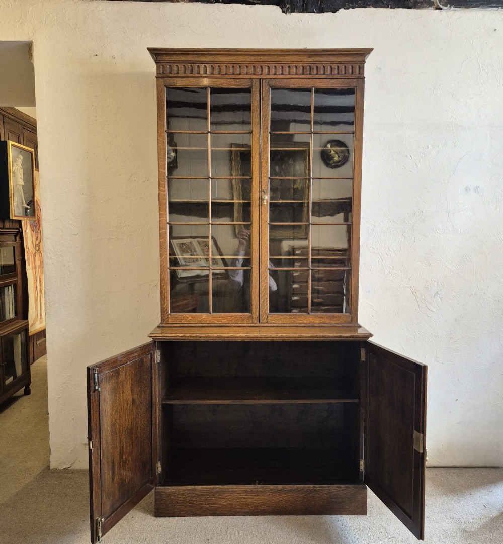 1920s oak bookcase of pleasing proportions  View VII