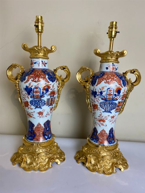 PAIR OF PORCELAIN ORMOLU MOUNTED JAPANESE IMARI VASE TABLE LAMPS FRENCH C 1880 - ADDITIONAL PHOTO 1